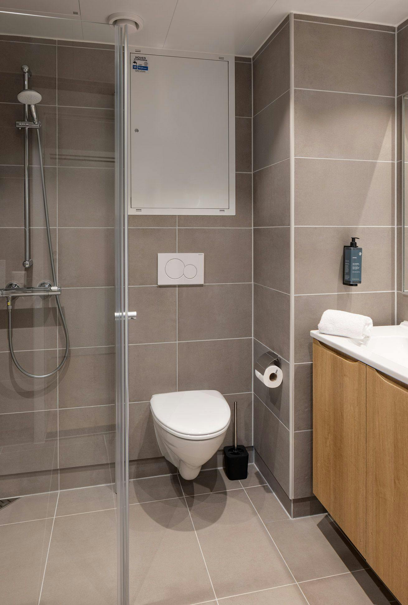 Photo: Bathroom of premium two-bedroom apartment at Hinna location.